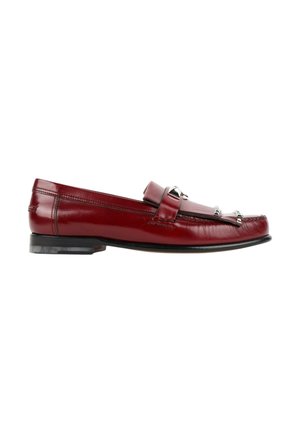 Rode leren loafer met zilveren piramide-studs, lage hak en slip-on ontwerp, van de zijkant getoond op witte achtergrond.