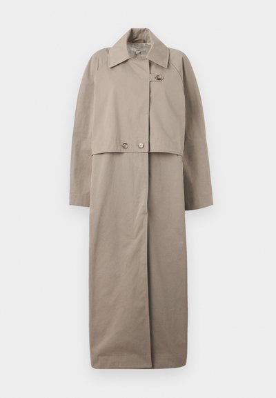 Beige trench coat with a cropped design, long sleeves, and two buttons at the front. Made from a smooth, lightweight fabric.