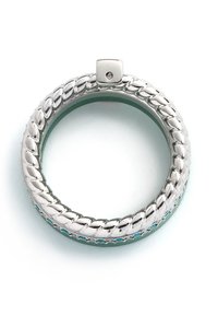 Silberarmband mit einem gedrehten Design und einer glatten Innenseite, akzentuiert mit türkisen Details. Quadratischer Verschluss mit einem kleinen Stein.
