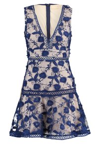 Marinblå broderad klänning med djup V-ringning, blommönster och utsvängd kjol. Har dragkedja i ryggen. Lättviktsmaterial.