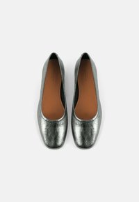 Metalen zilveren balletschoenen met een ronde neus en een gladde afwerking, met een bruine binnenvoering en een subtiele textuur.