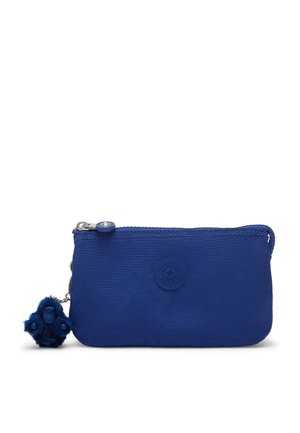 Pequeño bolso rectangular de tela azul oscuro con cierre de cremallera y un llavero azul peludo con forma de mono unido al lateral.