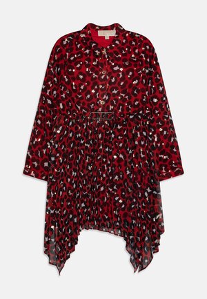 Rød kjole med lange ærmer med sort og gråt leopardprint, guldpalietter, knaplukning foran, plisseret nederdel, asymmetrisk kant og sort bælte.