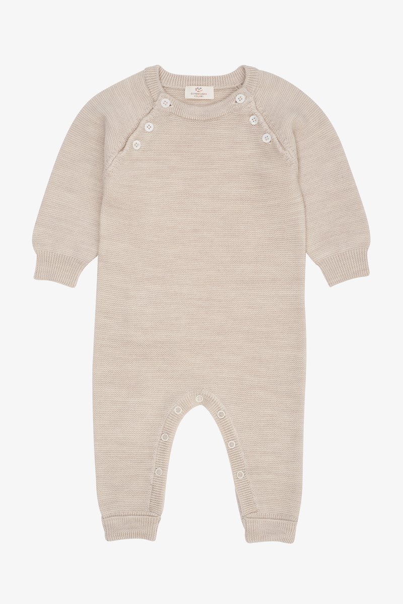 Lys beige strikket romper med lange ermer, ribbestrikkede mansjetter og trykknapper på skuldrene og bunnen for enkel bleieskift.