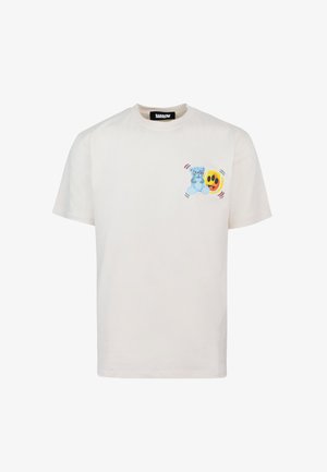 Camiseta de algodón blanca con un gráfico de un oso de peluche azul y una cara sonriente amarilla en el área del pecho izquierdo. Cuello redondo y mangas cortas.