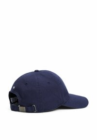 Gorra de béisbol azul marino con visera curvada, hecha de tela. Cuenta con una correa ajustable de metal y un forro interior texturizado.