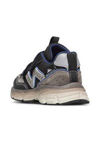 Sneaker sportivo nero, grigio e blu con suola testurizzata, chiusura a strap, linguetta sul tallone e branding "NATURETEX" sul lato.