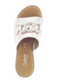 Růžové saténové sandály na klínku s okrasným splétaným páskem, polstrovanou stélkou a gumovou podrážkou pro maximální pohodlí. Logo viditelné na vnitřní straně.