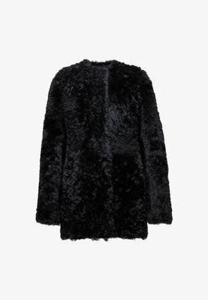 Melnas mākslīgās kažokādas mēteles ar mīkstu, teksturētu virsmu. Iespējams, brīva piegriezuma, atvērta priekša un garas piedurknes. Nav redzamu detaļu vai akcentu.