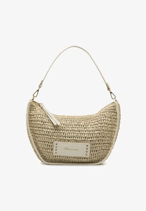 Gewebte Strohtasche in Beige mit geschwungener Form. Weiße Kunstleder-Akzente und ein goldfarbenes Logo auf einem rechteckigen Patch. Oberer Reißverschluss.