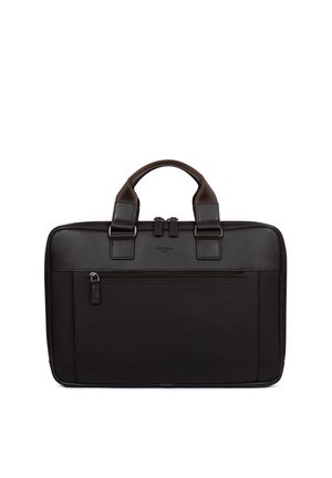 Mallette rectangulaire noire avec poignées marron, poche avant zippée et double fermeture éclair en haut, debout sur un fond blanc.