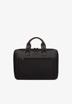 Mallette rectangulaire noire avec poignées marron, poche avant zippée et double fermeture éclair en haut, debout sur un fond blanc.