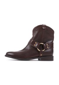 Donkerbruine leren enkelboot met ronde neus, lage hak, decoratieve band en gouden cirkelvormige gesp op een witte achtergrond.