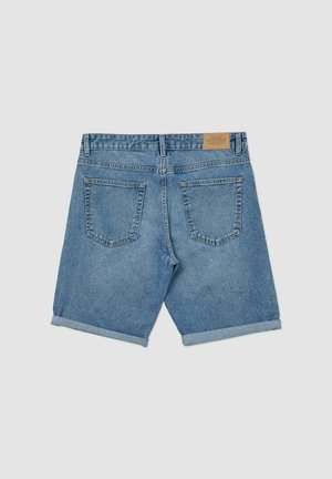 Shorts in denim azzurro chiaro con orlo arrotolato, dotati di due tasche posteriori e un'etichetta in pelle sulla cintura. Texture liscia.