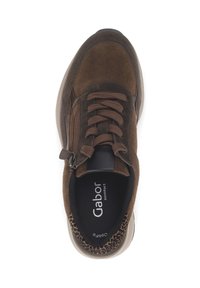 Braune Wildleder-Sneaker mit Textil-Akzenten, runder Zehenpartie, flacher Gummisohle und einem funktionalen Reißverschluss an der Seite. Mit Logo auf der Innensohle.