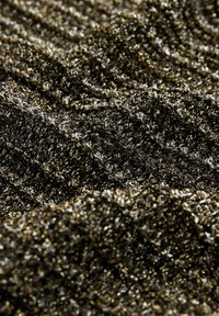 Tissu noir et or brillant avec une texture ondulée, comportant des fils métalliques et une surface riche et chatoyante.