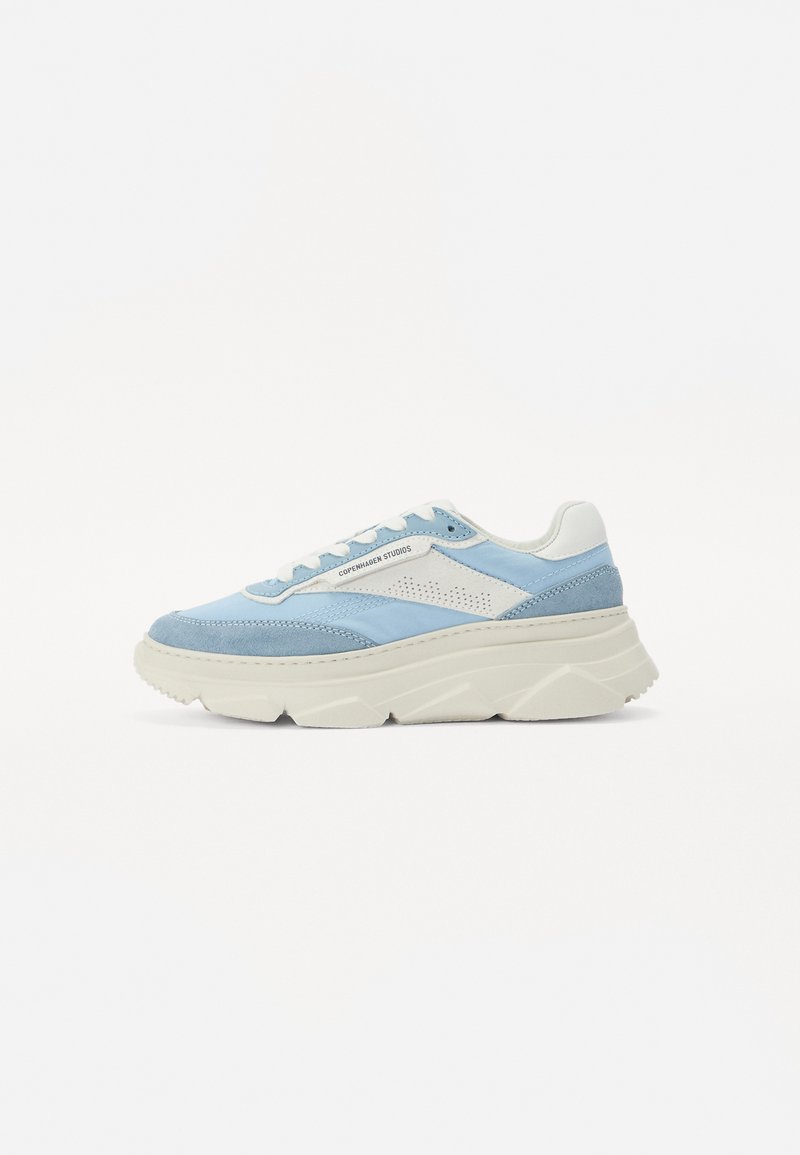 Lyseblå sneakers med en blanding av semsket skinn og stoff; hvite detaljer; kraftig hvit såle; perforert sideteppe. Flate snører.