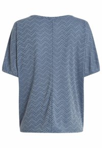 Top azul de manga corta con un patrón de zigzag, tela ligera, ajuste suelto y una costura central en la espalda para un detalle añadido.