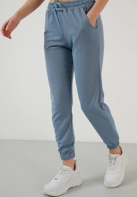 LELA Träningsbyxor - baby blue