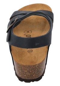 Sandaña de cuña negra de cuero con dos correas anchas, detalle de hebilla y plantilla de corcho. La suela exterior presenta un patrón texturizado.
