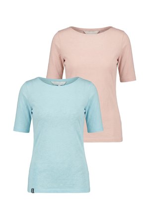 Zwei schlichte T-Shirts mit kurzen Ärmeln und Rundhalsausschnitt, eines hellblau vorne und eines blassrosa hinten, auf weißem Hintergrund dargestellt.