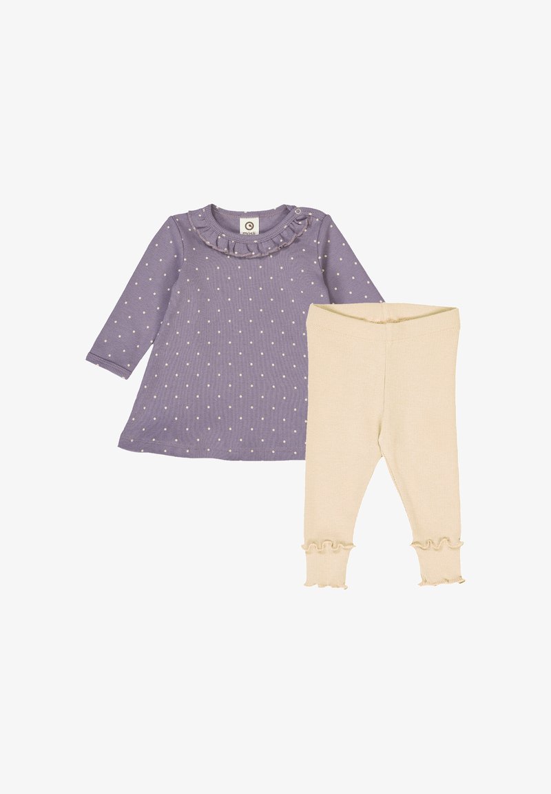 Fialové šaty s dlouhým rukávem, bílé puntíky a volánkový límec, spárované s krémovými legínami se volánky na kotnících.