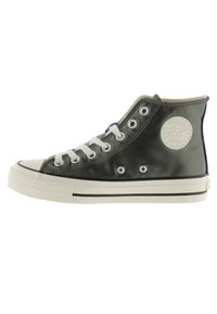 Baskets montantes en matériau vert brillant avec des lacets blancs, œillets ronds, embout en caoutchouc et un logo circulaire sur le côté.