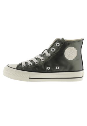 Zapatillas altas hechas de un material verde brillante con cordones blancos, ojales redondos, puntera de goma y un logo circular en el lateral.