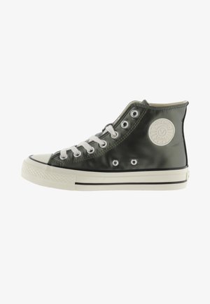 Hoge sneakers van glanzend groen materiaal met witte veters, ronde oogjes, rubberen neuskap en een cirkelvormig logo aan de zijkant.