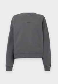 Sudadera gris oscuro con cuello redondo, mangas largas, puños y dobladillo de canalé, con un sutil logo en el pecho. Textura suave.