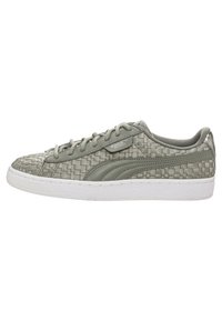 Zielone sneakersy z plecionym wierzchem, z gładkimi skórzanymi akcentami, białą gumową podeszwą i sznurowanym zapięciem. Posiadają metkę z logo z boku.