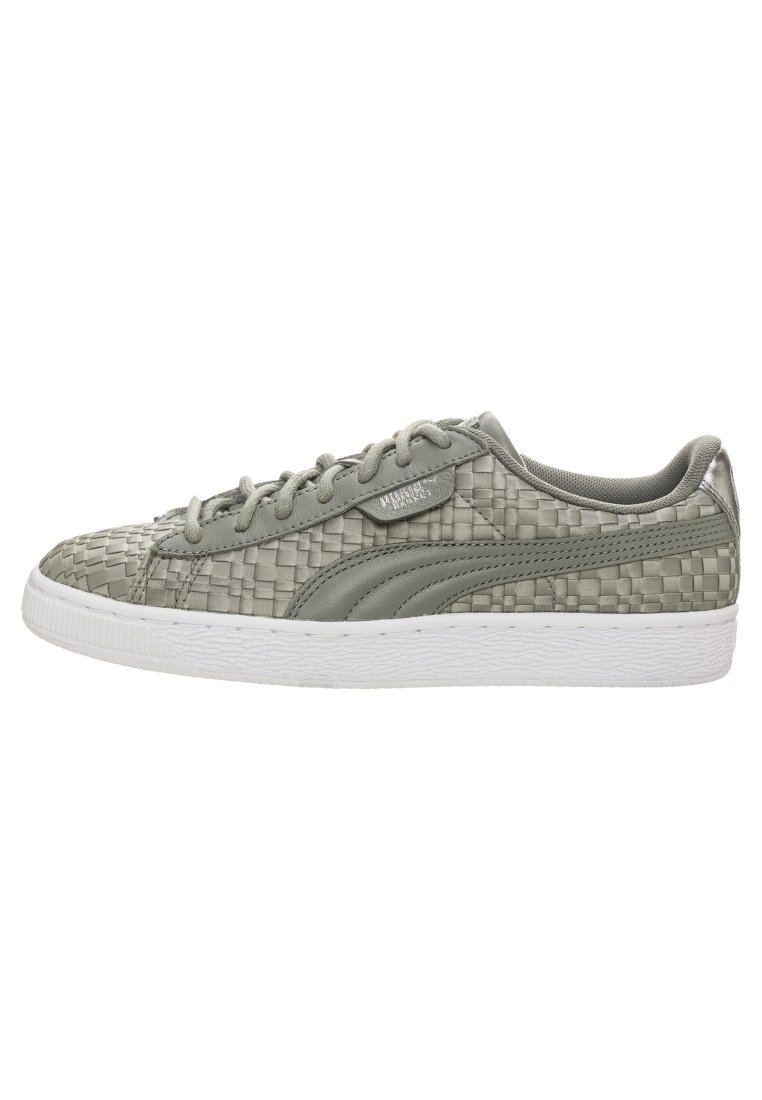 Zielone sneakersy z plecionym wierzchem, z gładkimi skórzanymi akcentami, białą gumową podeszwą i sznurowanym zapięciem. Posiadają metkę z logo z boku.