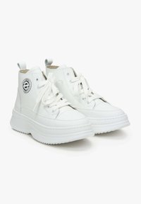 Witte hoge sneakers van synthetisch leer met een dikke zool, voorzien van platte veters en een cirkelvormig logo aan de buitenzijde.