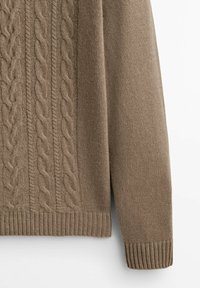 Beige gestrickter Pullover mit einem Kabelmuster auf der Vorderseite, gerippten Bündchen und Saum. Hergestellt aus weichem, strukturiertem Material.