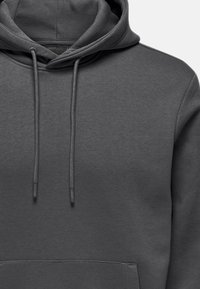Grijze hoodie gemaakt van zachte stof, met een voorzak, trekkoord bij de capuchon en een effen textuur zonder patronen.