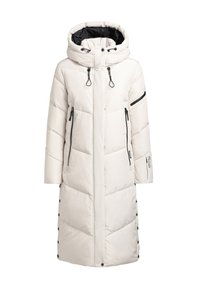 Manteau long matelassé blanc avec un col haut, capuche ajustable, poches zippées et boutons-pression sur les côtés. Présente des accents en matériel noir.