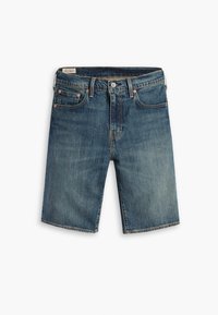 Shorts en jean de couleur bleu clair, avec une fermeture à bouton, cinq poches et un ourlet effiloché. Le tissu a une texture douce avec un léger délavage.