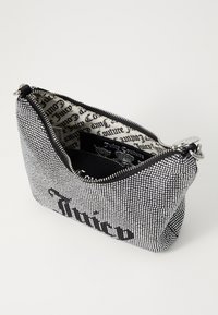 Svart och silver glittrande rhinestone-väskan med dragkedjestängning och mönstrad foder med texten "Juicy Couture". Mjuk textur, triangulär form.