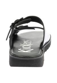 Sandalo nero con fascia testurizzata e suola imbottita. Include suola in gomma e logo Kickers prominente sulla soletta.