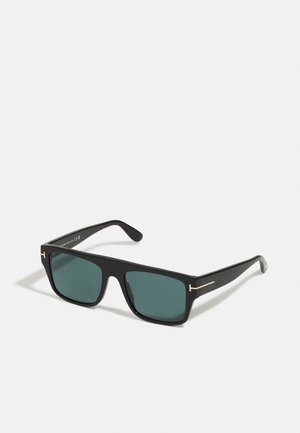 Gafas de sol rectangulares negras con lentes verde oscuro, con detalles dorados en la montura. Fabricadas con un material mate suave.