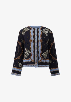 Quilted Jacke aus marineblauem Stoff mit goldener Kette und Tiger-Muster, hellblauen Akzenten, runder Halsabschluß, langen Ärmeln und vorderer Knopfverschluss.