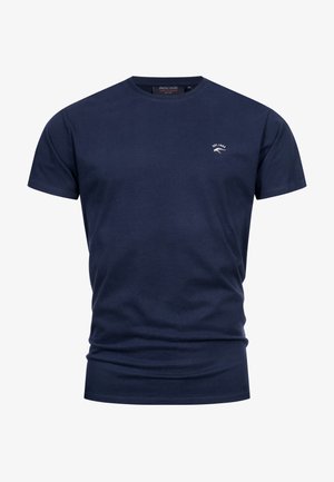 Tricou din bumbac de culoare bleumarin, cu guler rotund, mâneci scurte și un mic logo alb pe piept. Textură netedă și croială clasică.