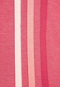 Rayas de diversos tonos de rosa y rojo en una tela suave y texturizada, con un acabado liso y costuras uniformes en toda la superficie.