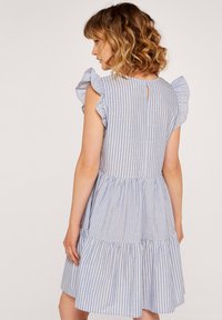Blau-weiß gestreiftes Kleid mit Rüschensäumen, mehrlagigem Rock und einer Knopfverschluss hinten. Leichter Stoff mit weicher Textur.