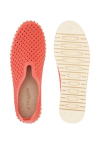 Scarpe slip-on corallo realizzate in gomma testurizzata con design ondulato, con una suola a coste di colore crema e dettaglio del marchio inciso all'interno.