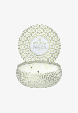 Tre-väggars doftljus i en rund, vit och guldmönstrad burk med ett lock. Etikett som läser "Eukalyptus & Vit Salvia." Handgjuten kokosvax.