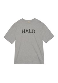 Grå bomullströja med korta ärmar, rund hals, med ordet "HALO" i fet svarta bokstäver över framsidan. Enkelt mönster.