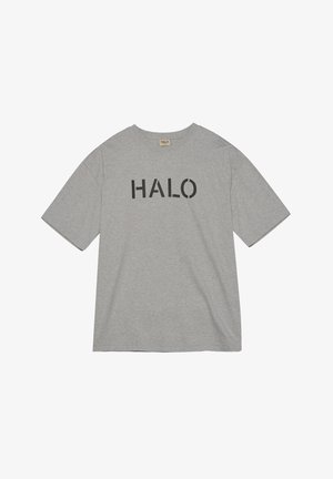 Grå bomullströja med korta ärmar, rund hals, med ordet "HALO" i fet svarta bokstäver över framsidan. Enkelt mönster.