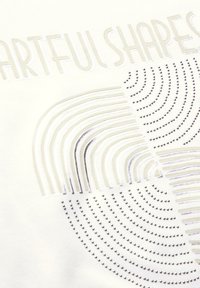 Weißer Stoff mit erhabenem, metallischem Grafikdesign, das geschwungene Linien und Punkte zeigt, sowie dem Text "KUNST VOLLER FORMEN" oben in reflektierendem Material.
