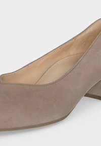 Escarpin femme en daim taupe à talon bas avec bout arrondi et doublure intérieure beige lisse sur fond blanc.